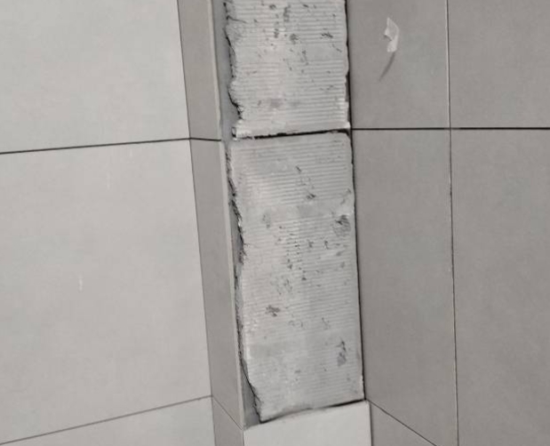 桥西瓷砖空鼓维修公司分享下瓷砖施工前基层浇水润湿程度不足，可能导致以下问题