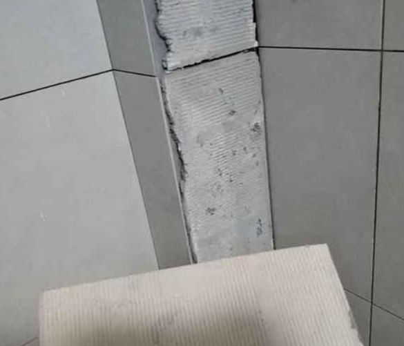 桥西瓷砖空鼓维修公司分享下厨房瓷砖脱落的补救措施。